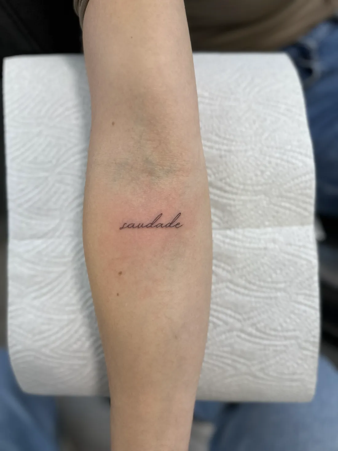 Kleines Fine-Line-Tattoo bei Vendetta Ink Ulm