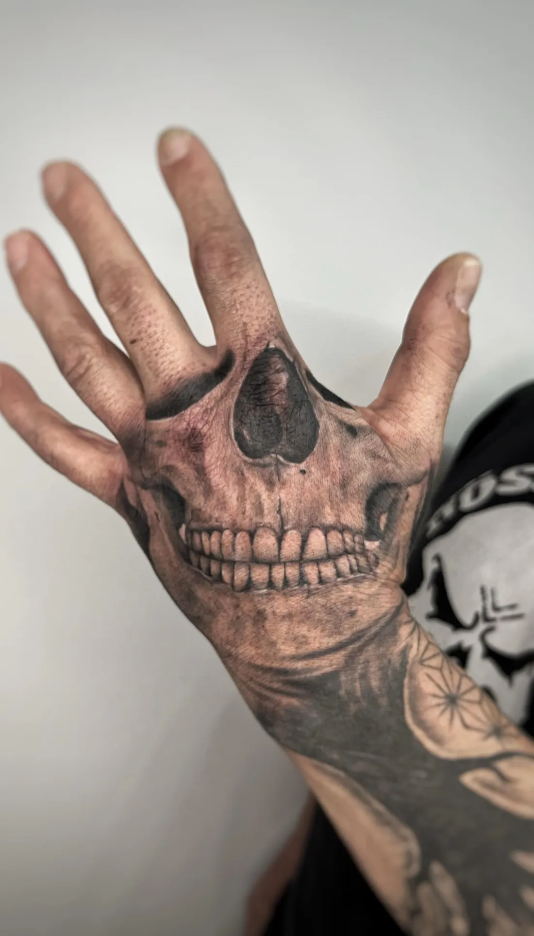 Totenkopf auf Handruecken — Realismus Tattoo von Alexander