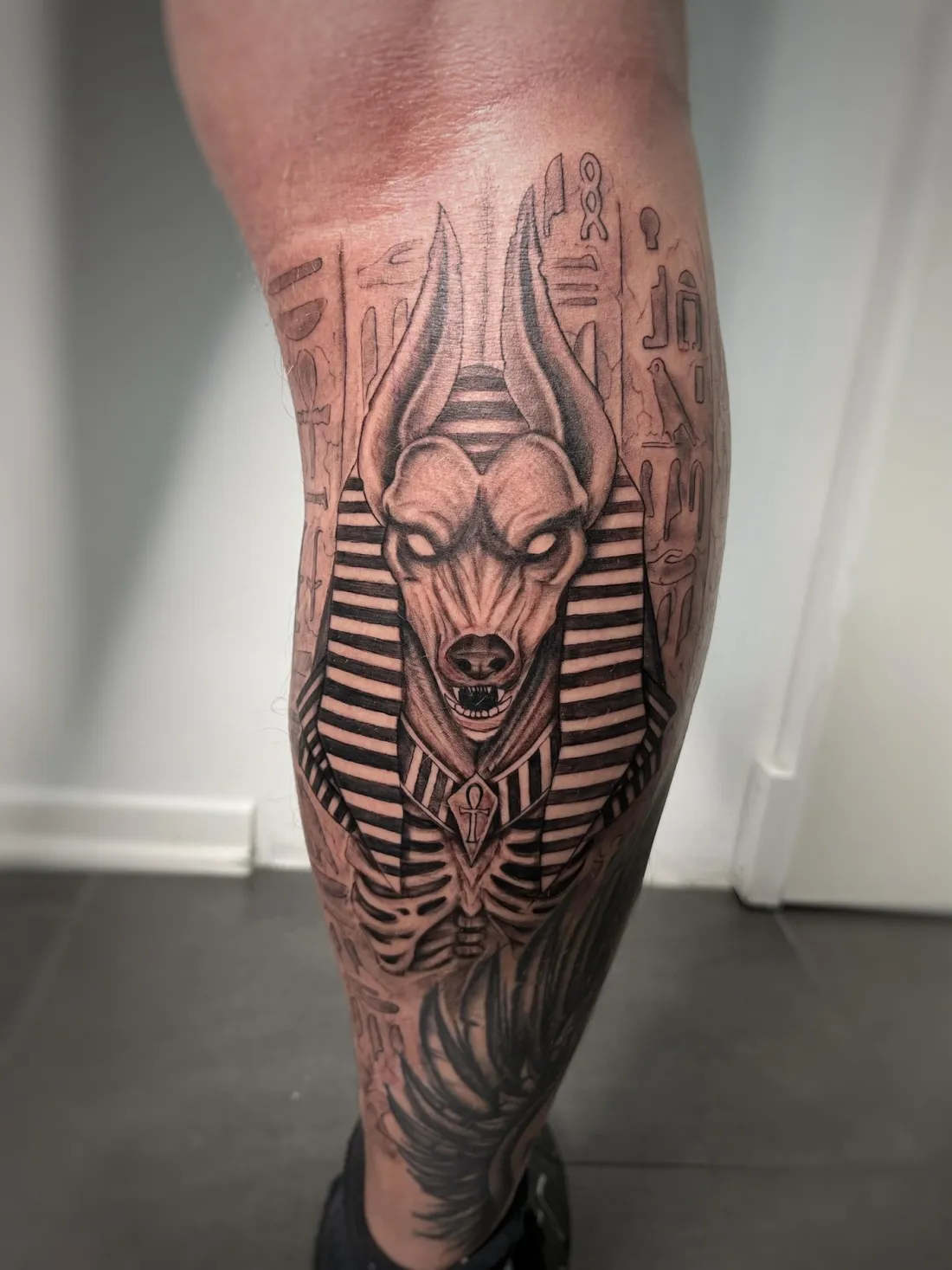Anubis mit Hieroglyphen auf Wade — Realismus Tattoo von Alexander