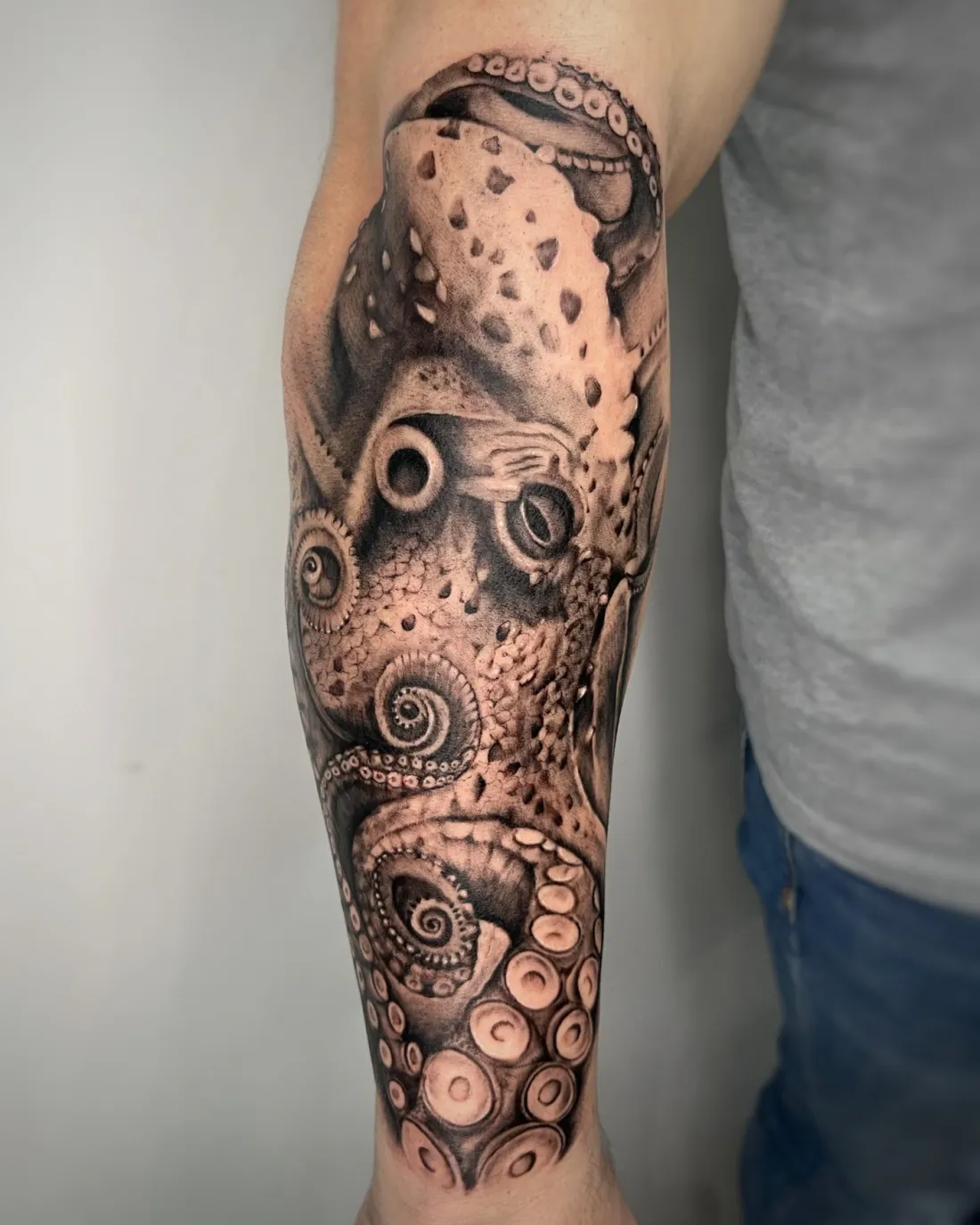 Realistischer Oktopus am Unterarm — Realismus Tattoo von Alexander