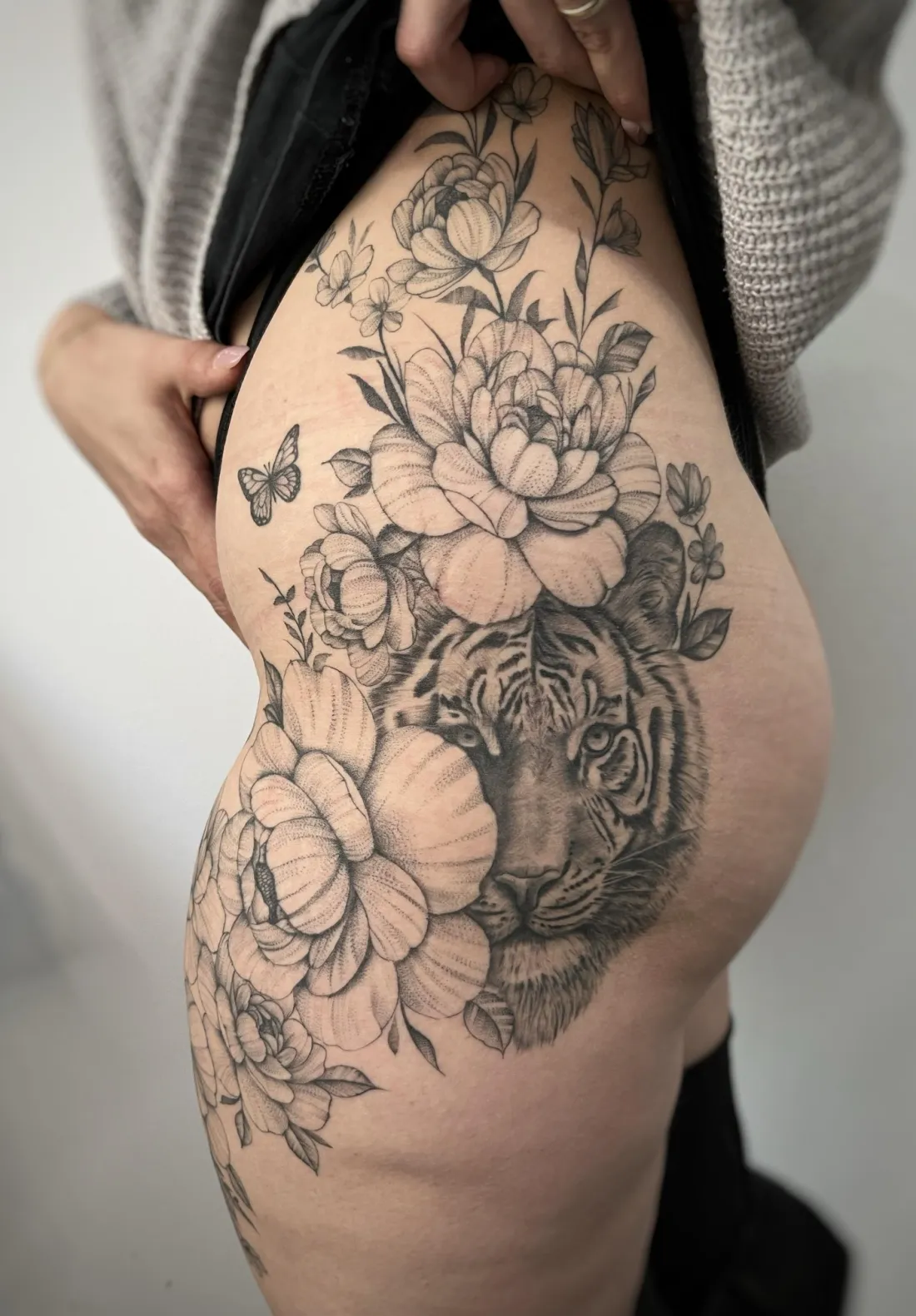 Tiger mit Pfingstrosen auf Huefte — Fine Line Tattoo von Alexander