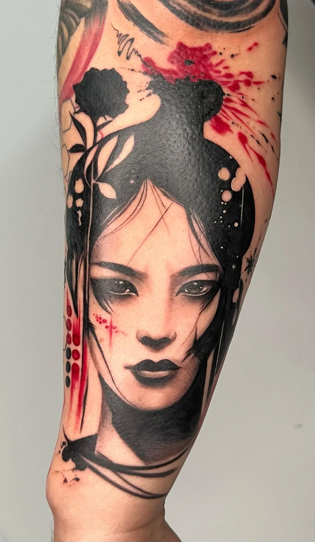 Geisha in Trash-Polka am Unterarm — Trash Polka Tattoo von Alexander