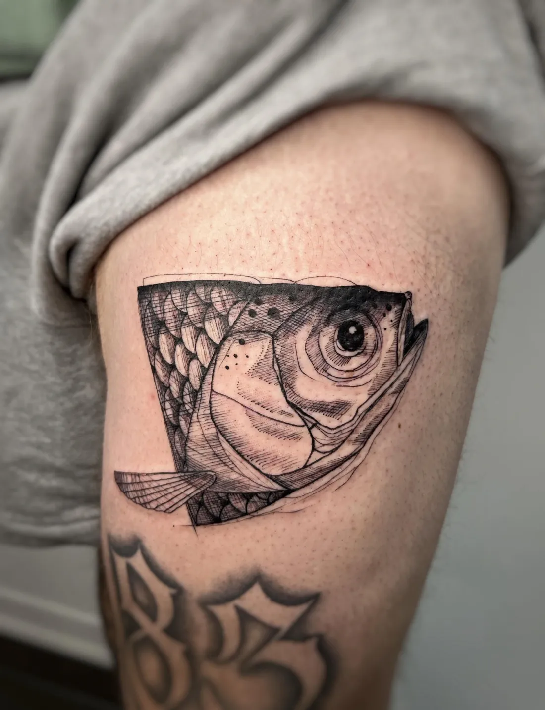 Fisch im Sketch-Stil am Oberschenkel — Blackwork Tattoo von Alexander
