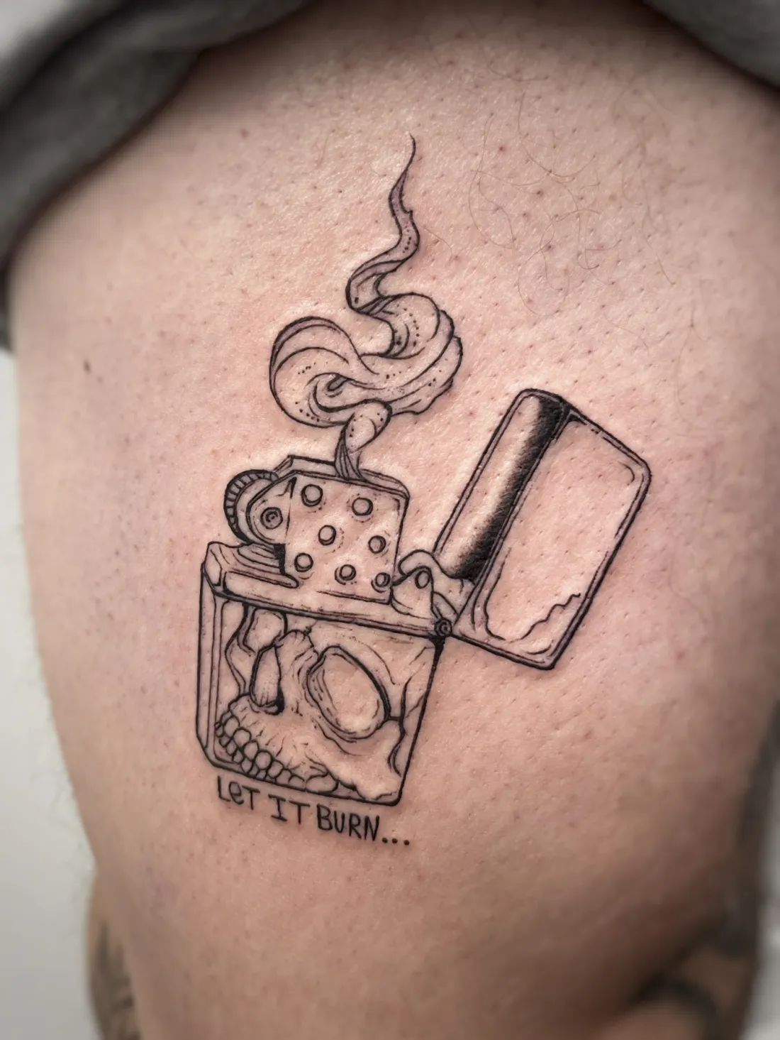 Zippo-Feuerzeug mit Totenkopf — Fine Line Tattoo von Alexander