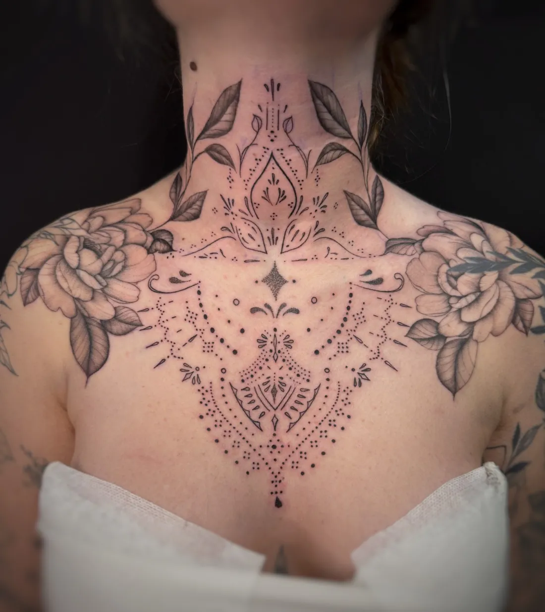 Ornamentales Brust-Tattoo mit Blueten — Mandala / Geometrie Tattoo von Alexander