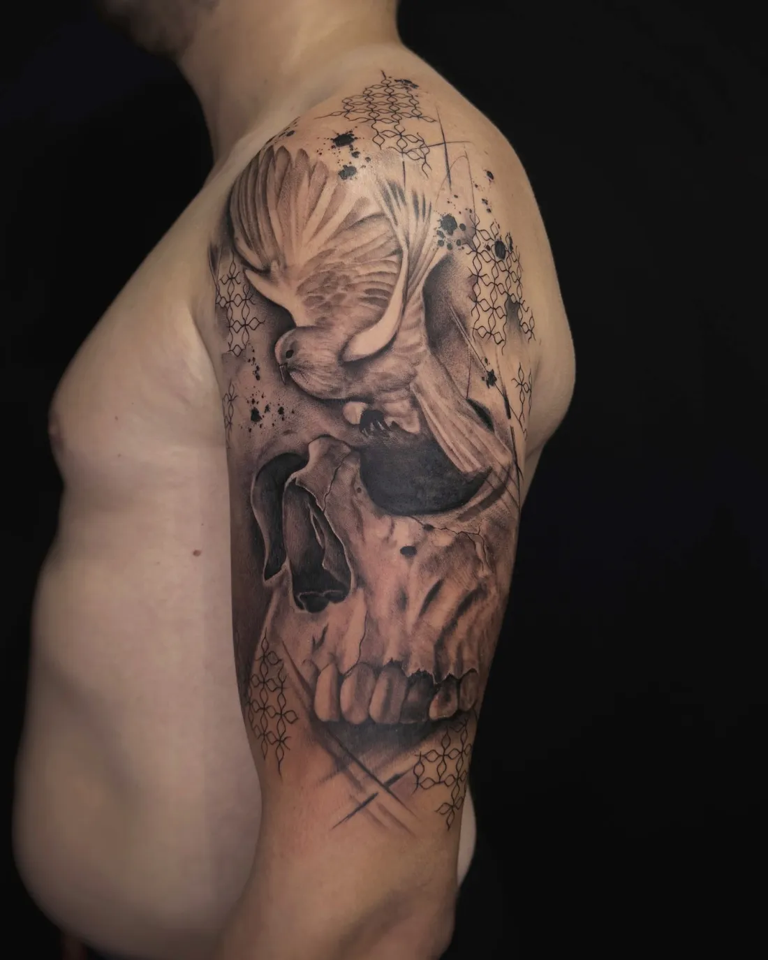 Totenkopf mit Taube am Oberarm — Realismus Tattoo von Alexander