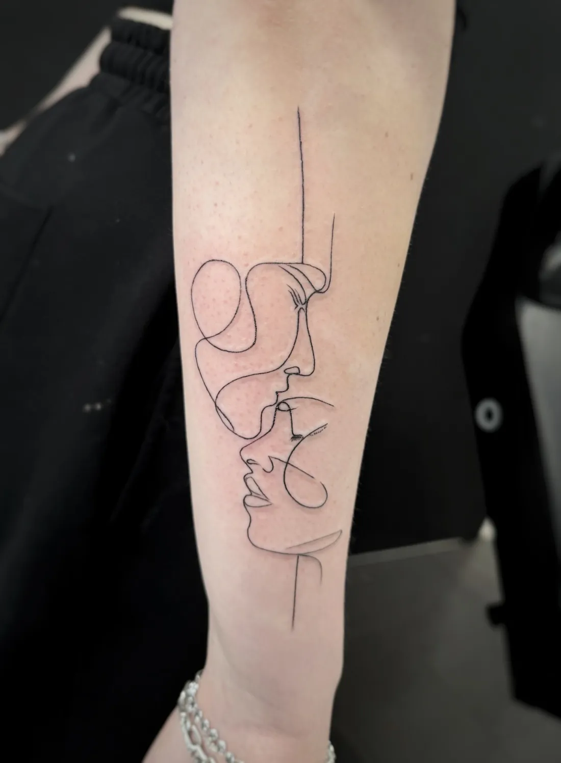 Abstrakte Gesichter aus einer Linie — Fine Line Tattoo von Alexander