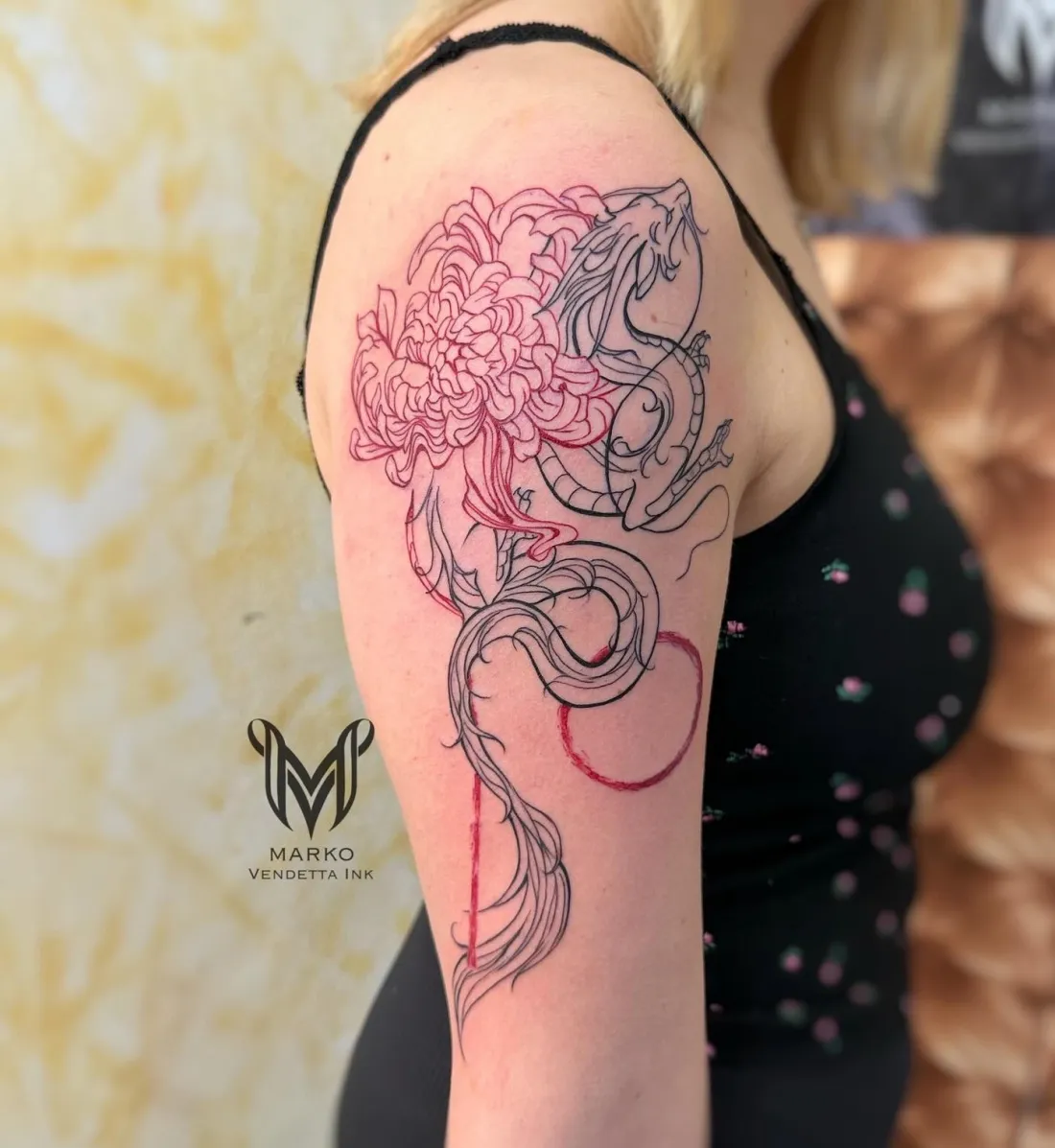 Drache mit Chrysantheme am Oberarm — Fine Line Tattoo von Marko