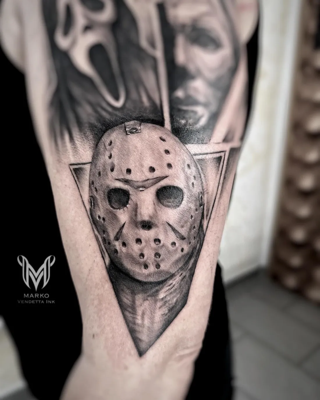 Jason-Hockeymaske auf Oberarm — Realismus Tattoo von Marko