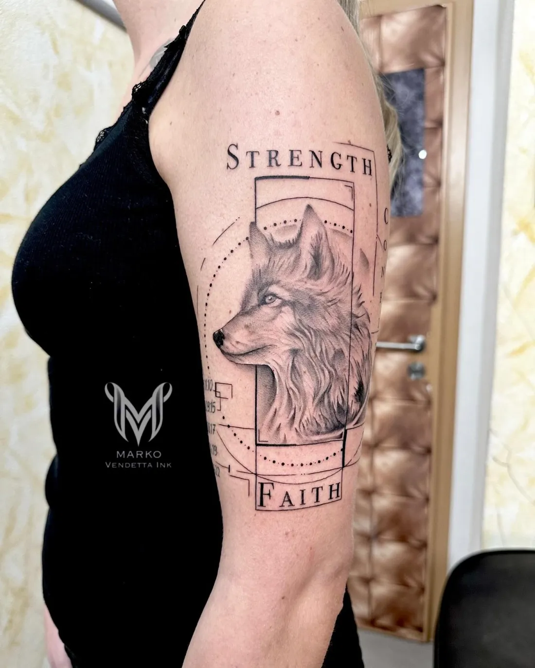 Wolfsportrait mit Schriftzuegen am Oberarm — Realismus Tattoo von Marko