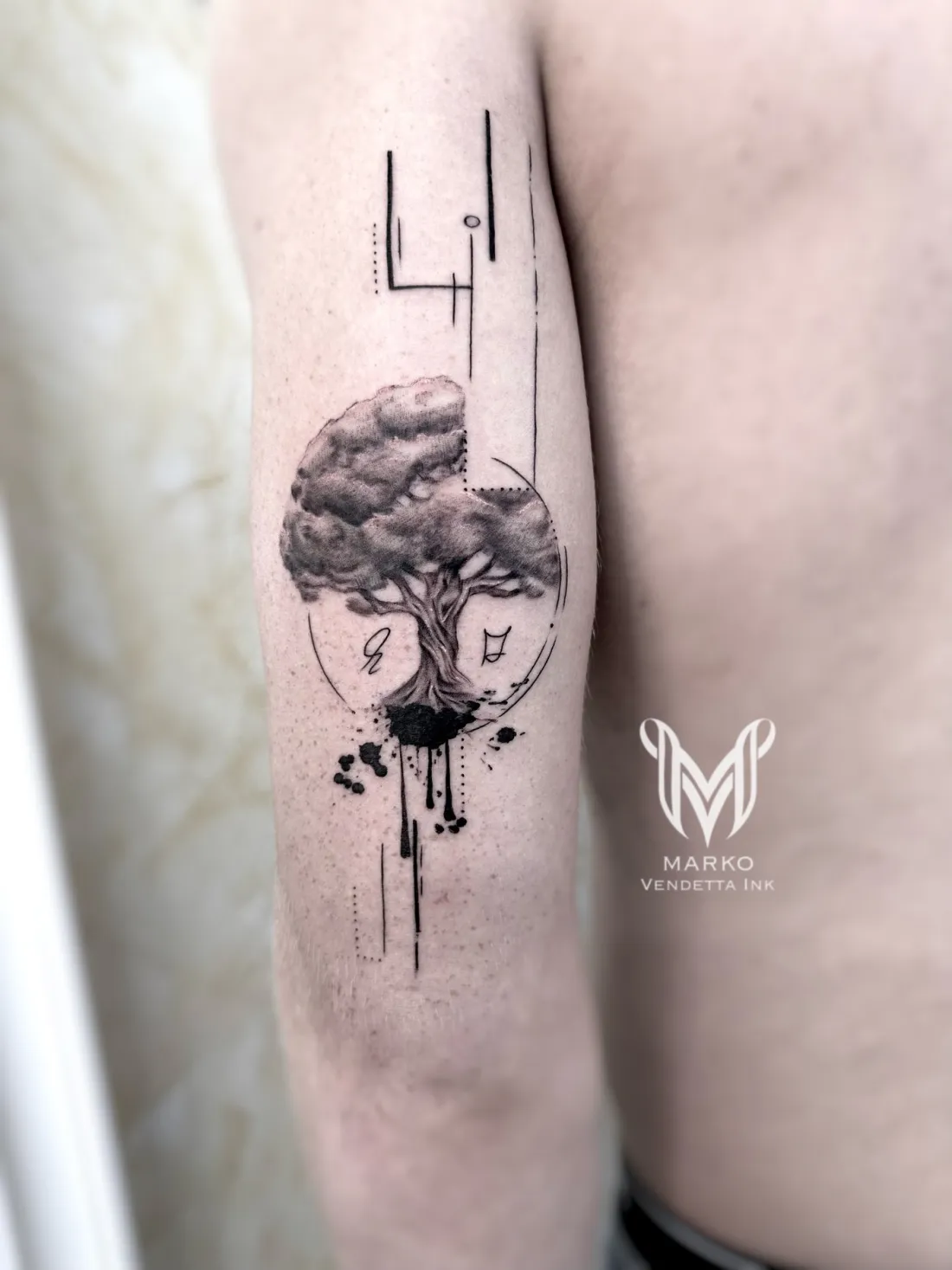 Baum mit geometrischen Linien am Oberarm — Realismus Tattoo von Marko
