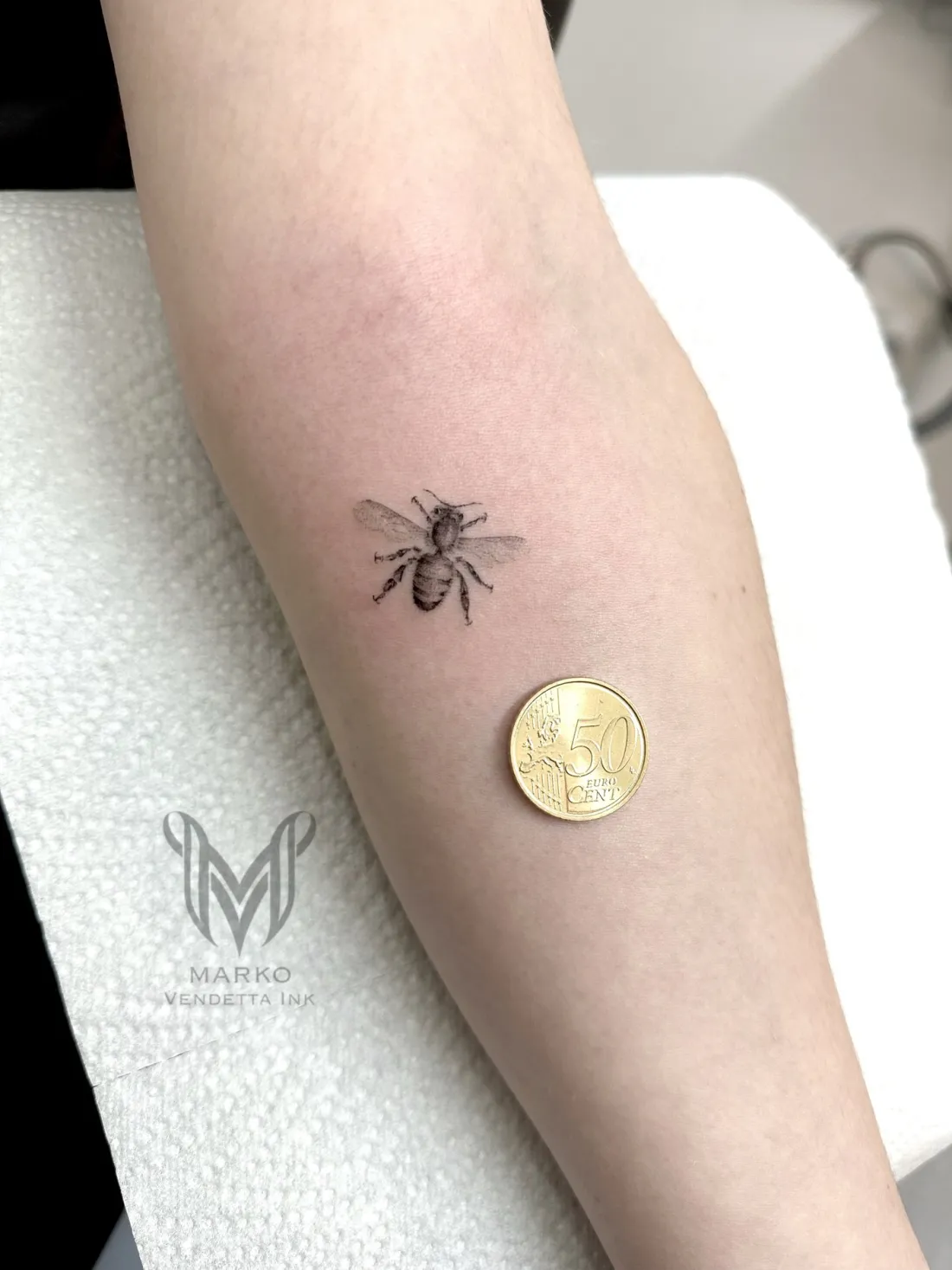 Kleine Biene auf Unterarm — Fine Line Tattoo von Marko