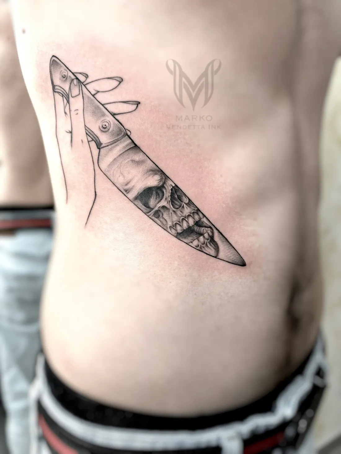 Messer mit Totenkopf an Rippen — Realismus Tattoo von Marko