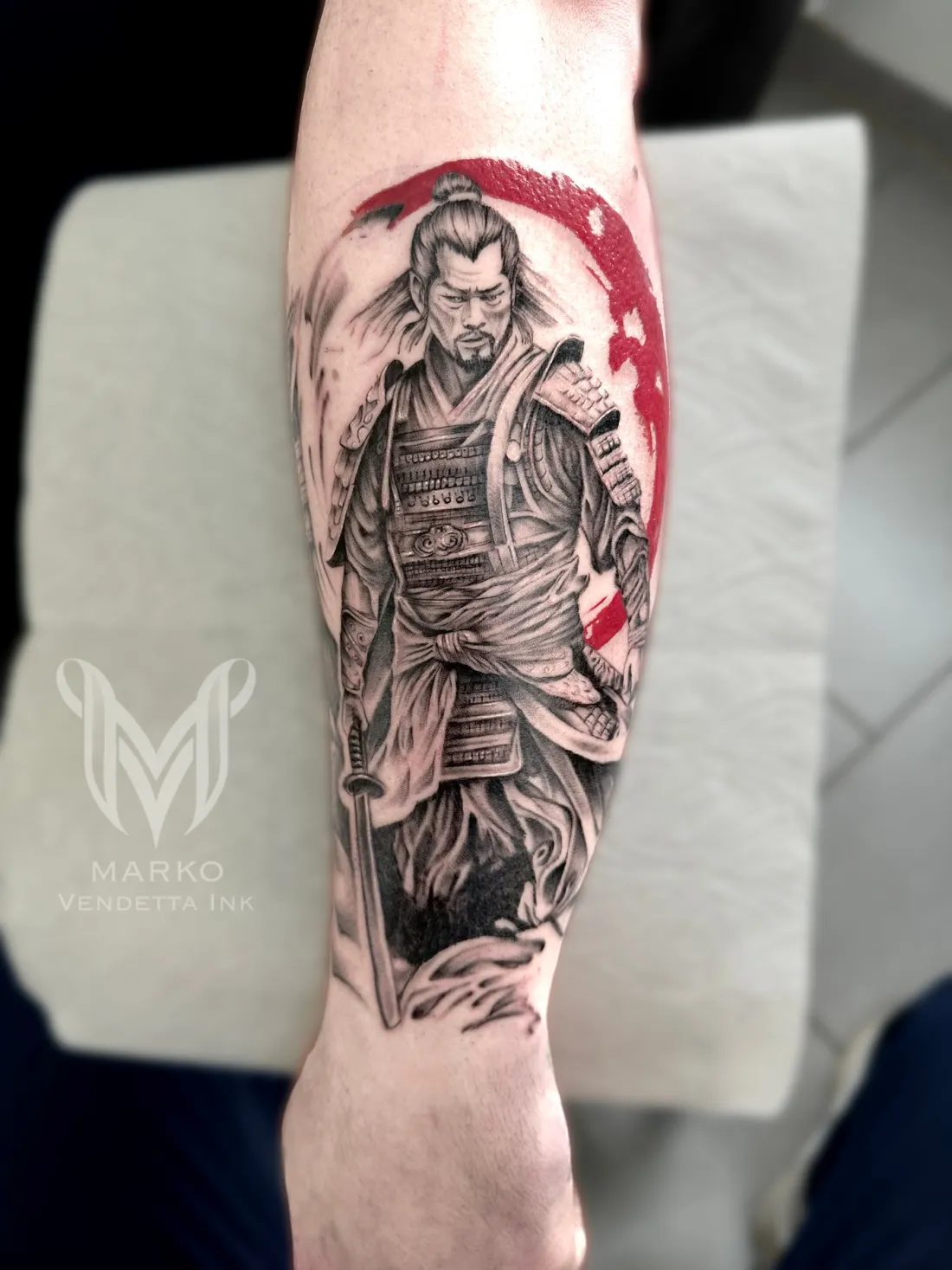 Samurai mit roter Sonne am Unterschenkel — Japanese / Anime Tattoo von Marko