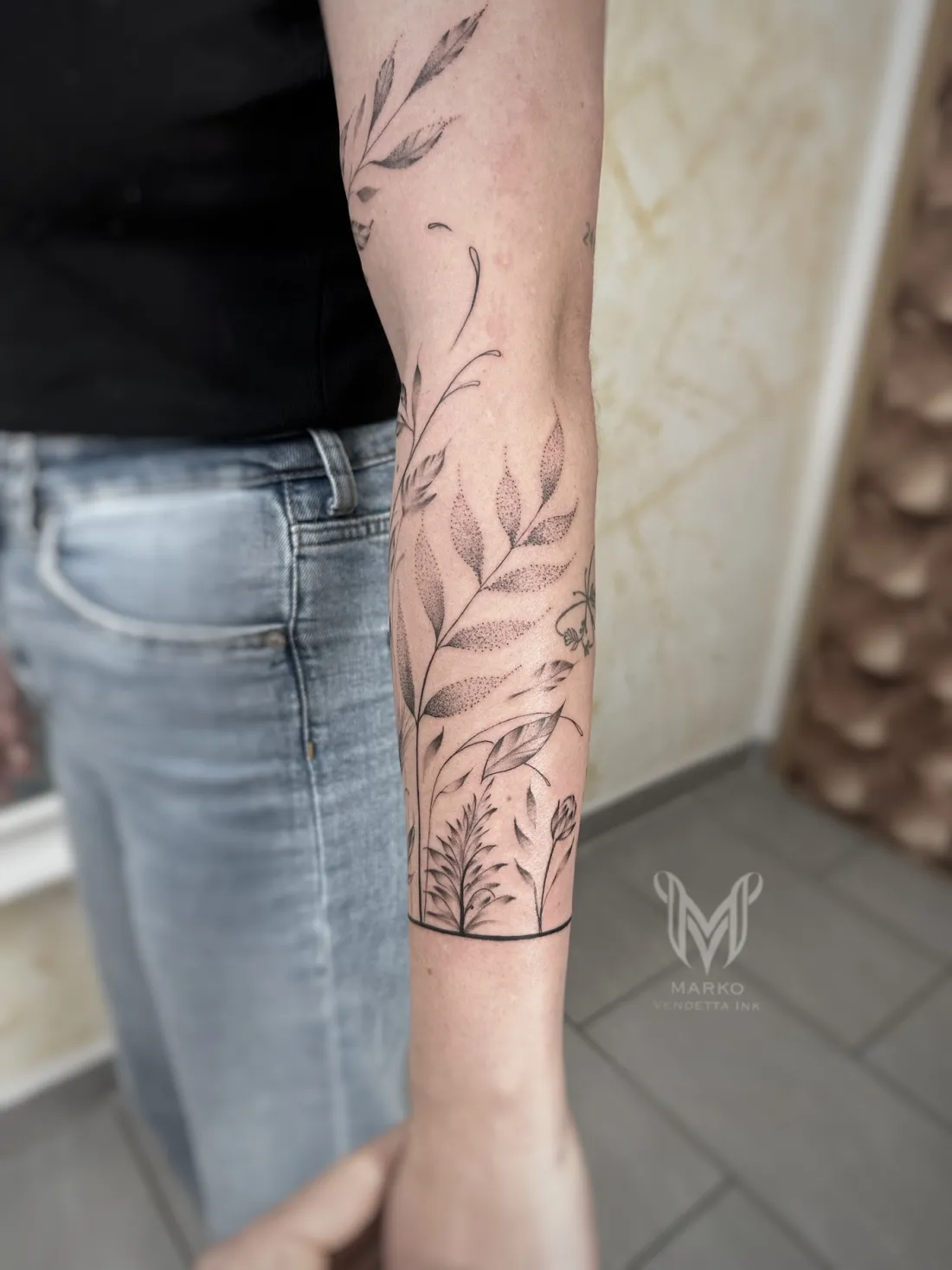 Florale Ranken mit Dotwork auf Unterarm — Fine Line Tattoo von Marko