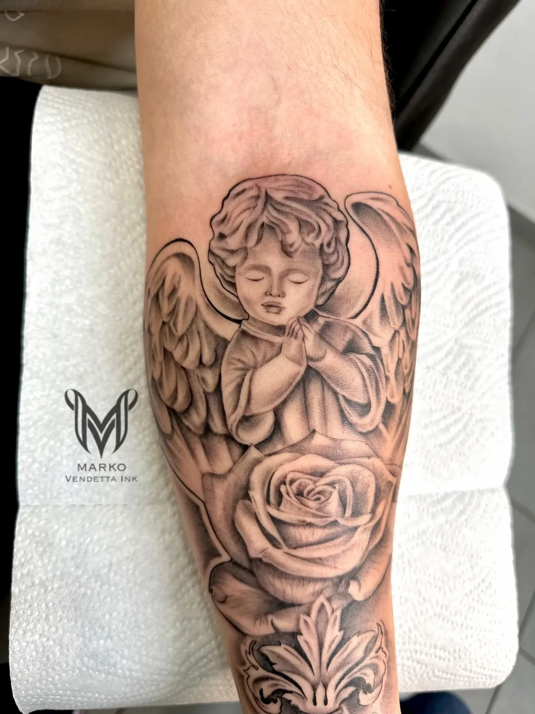 Betender Engel mit Rose auf Unterarm — Realismus Tattoo von Marko