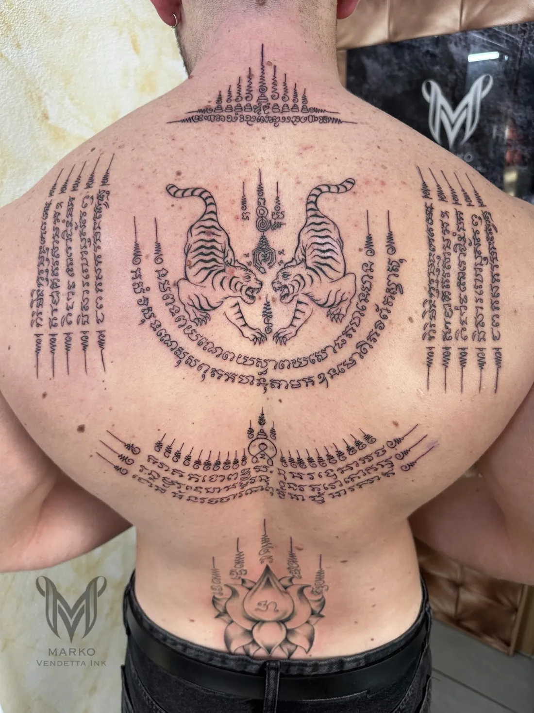 Sak-Yant-Tiger mit Thai-Schrift am Ruecken — Blackwork Tattoo von Marko