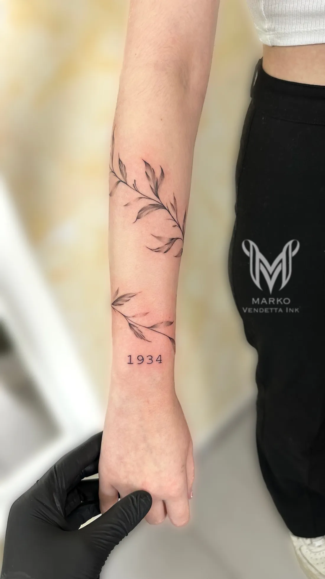 Zarte Blaetterranke mit Jahreszahl — Fine Line Tattoo von Marko