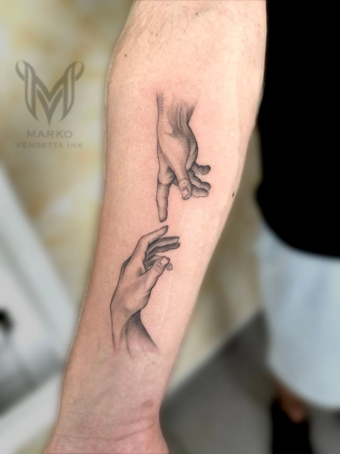 Erschaffung-Adams-Haende auf Unterarm — Realismus Tattoo von Marko