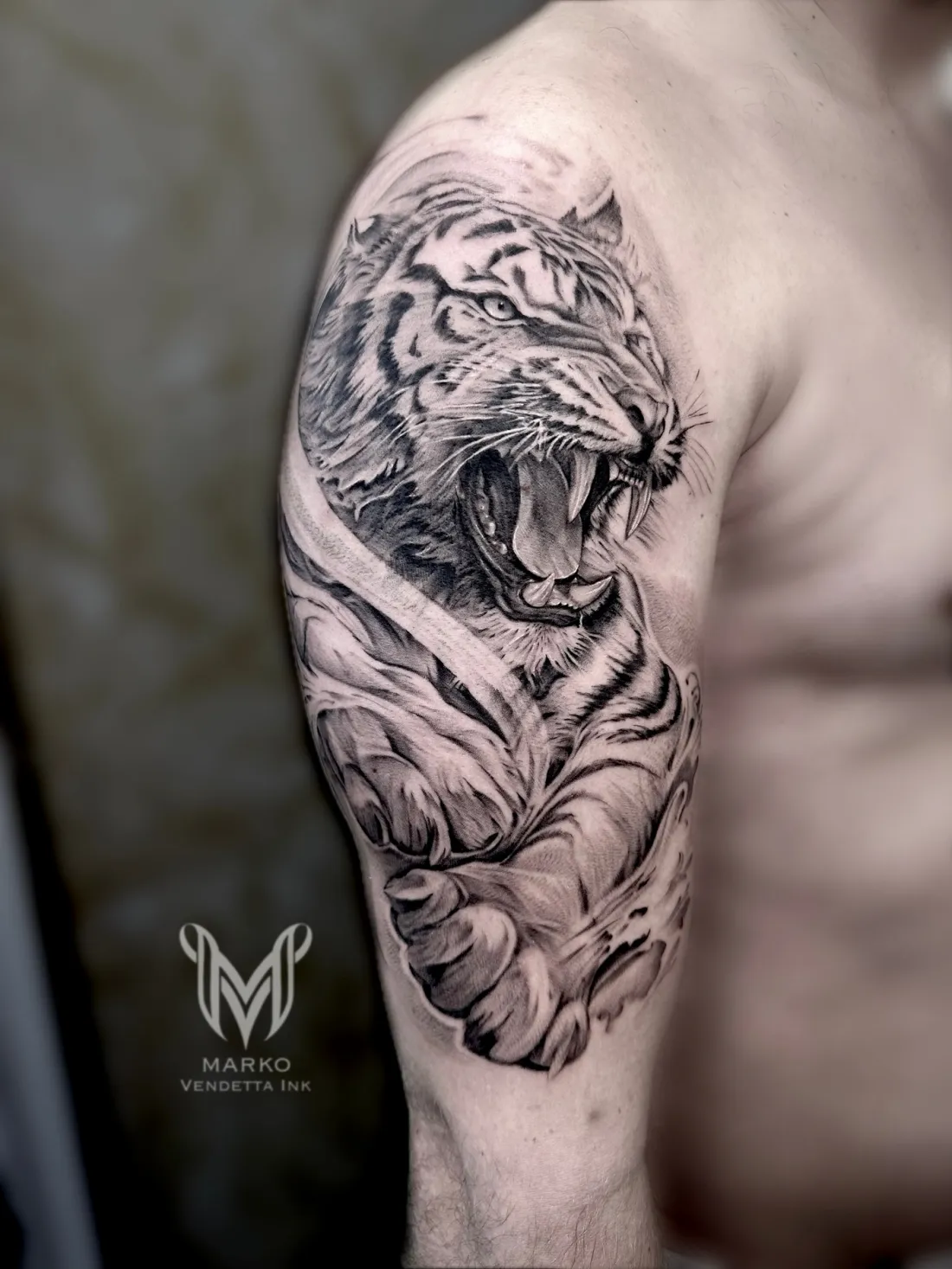 Bruellender Tiger am Oberarm — Realismus Tattoo von Marko
