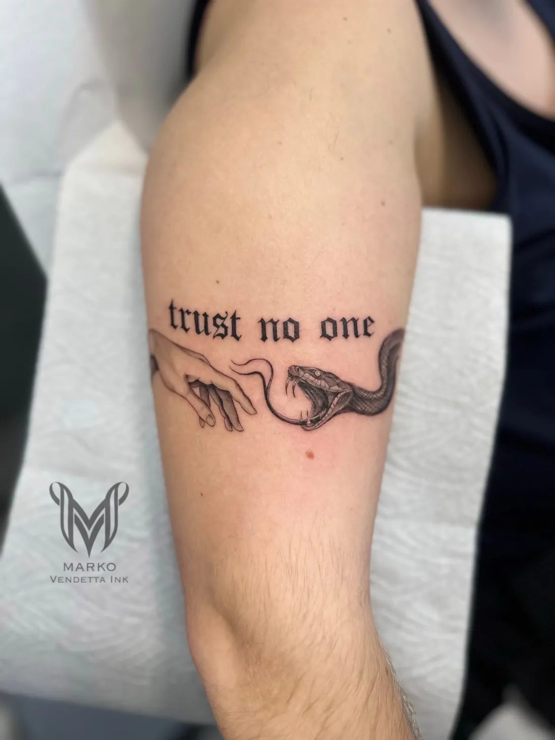 Schriftzug trust no one mit Schlange — Lettering Tattoo von Marko