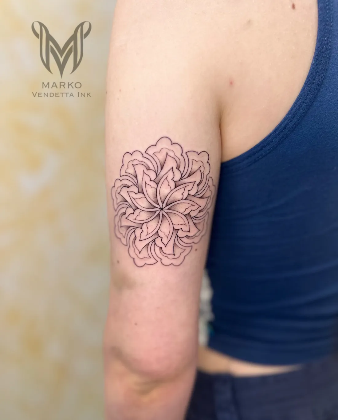 Ornamentales Blueten-Mandala am Oberarm — Mandala / Geometrie Tattoo von Marko