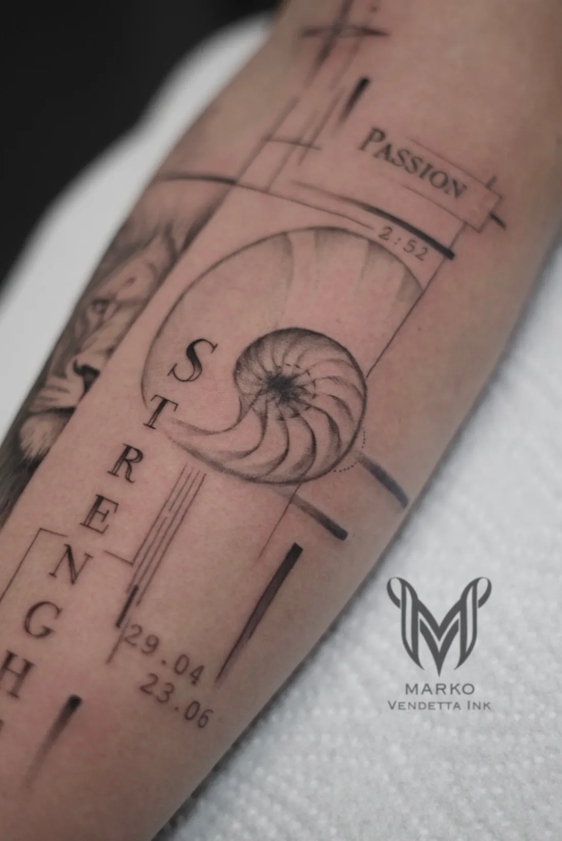 Nautilus-Spirale mit Schriftzuegen auf Unterarm — Fine Line Tattoo von Marko