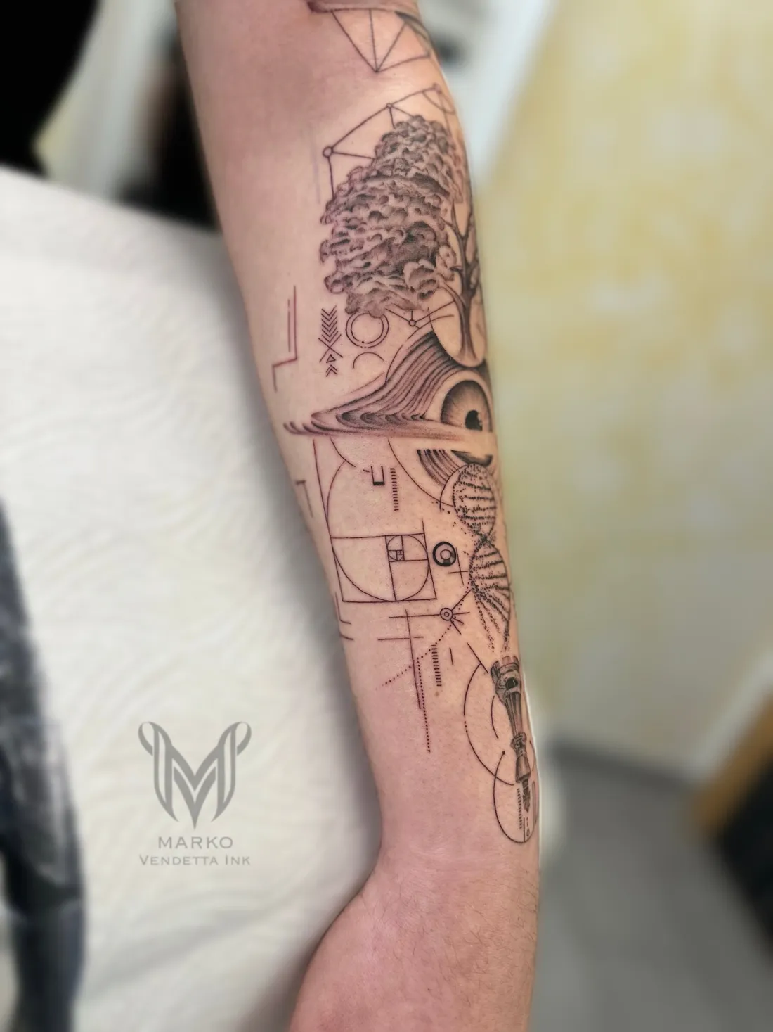 Baum, Auge und Fibonacci-Spirale auf Unterarm — Fine Line Tattoo von Marko