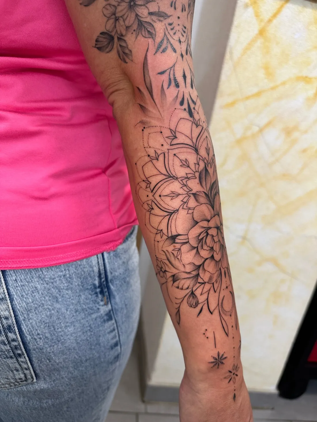Florales Mandala mit Pfingstrose auf Unterarm — Mandala / Geometrie Tattoo von Marko