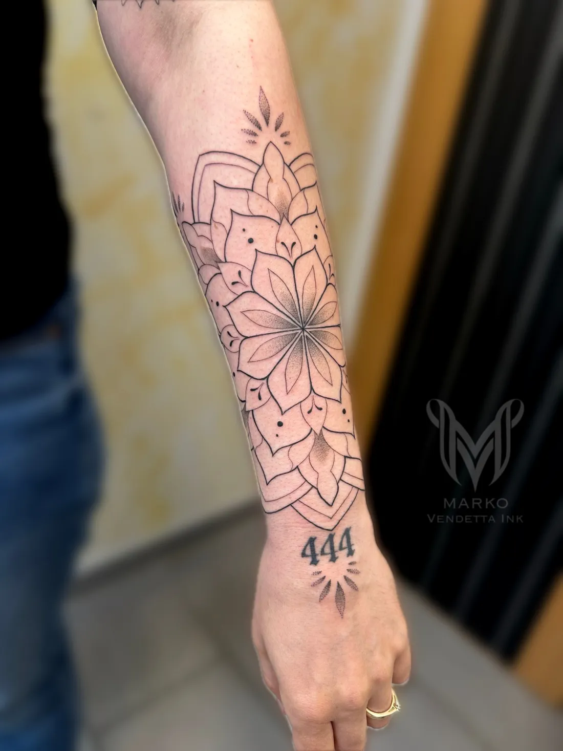 Mandala mit Dotwork auf Unterarm — Mandala / Geometrie Tattoo von Marko