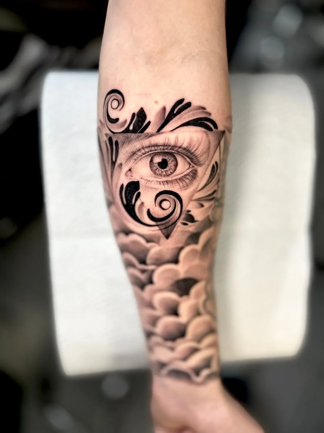 Auge im Dreieck mit Wolken auf Unterarm — Realismus Tattoo von Marko