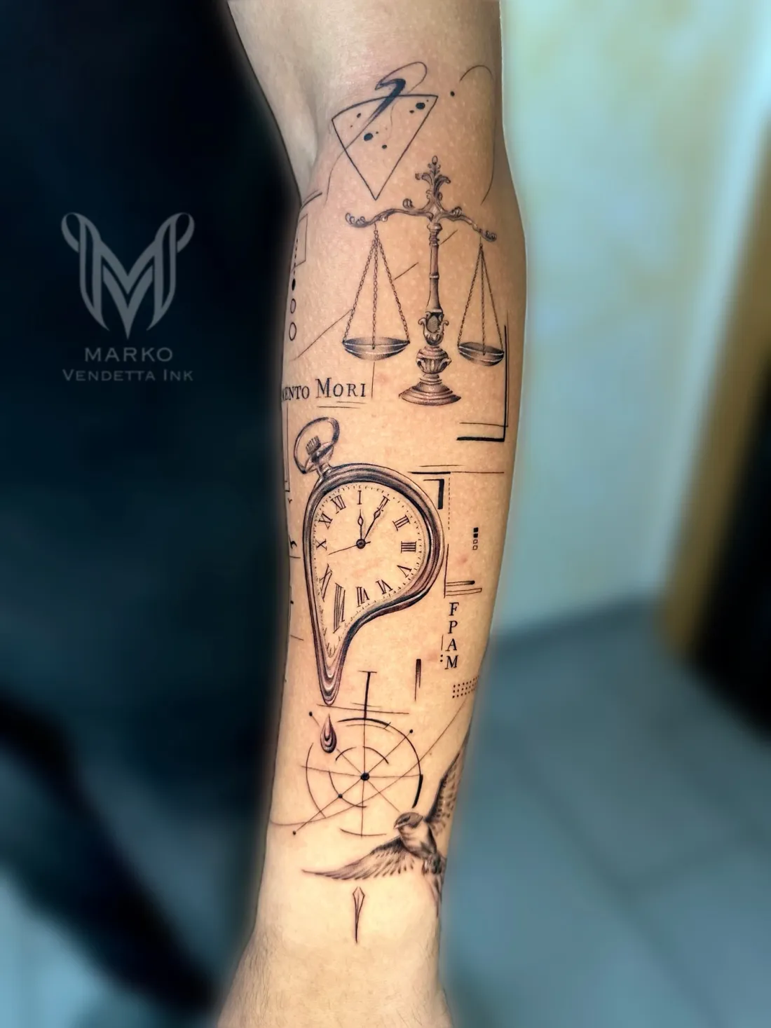 Waage, Taschenuhr und Vogel auf Unterarm — Fine Line Tattoo von Marko
