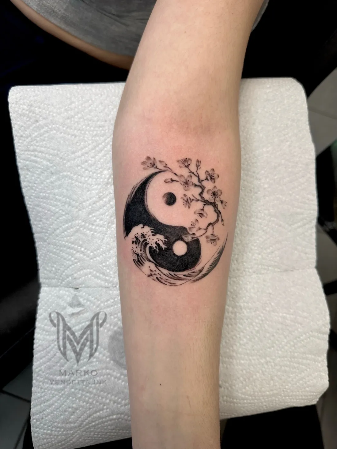 Yin-Yang mit Welle und Kirschblueten — Japanese / Anime Tattoo von Marko