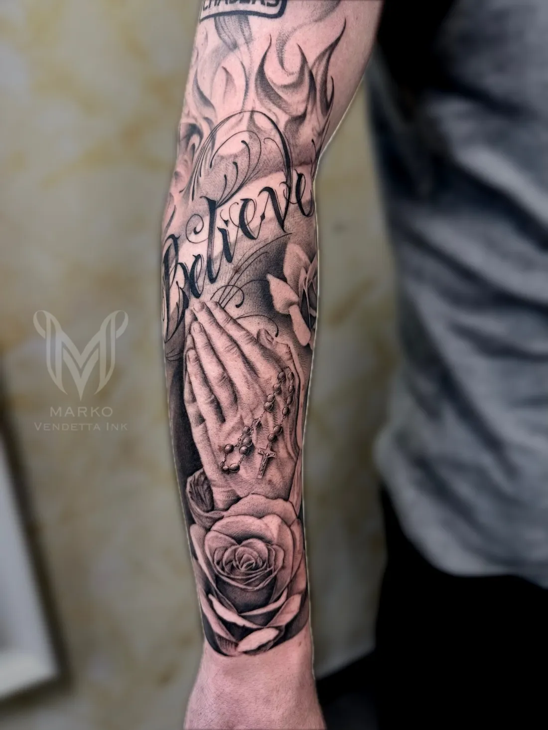 Betende Haende mit Rosenkranz und Rose — Realismus Tattoo von Marko