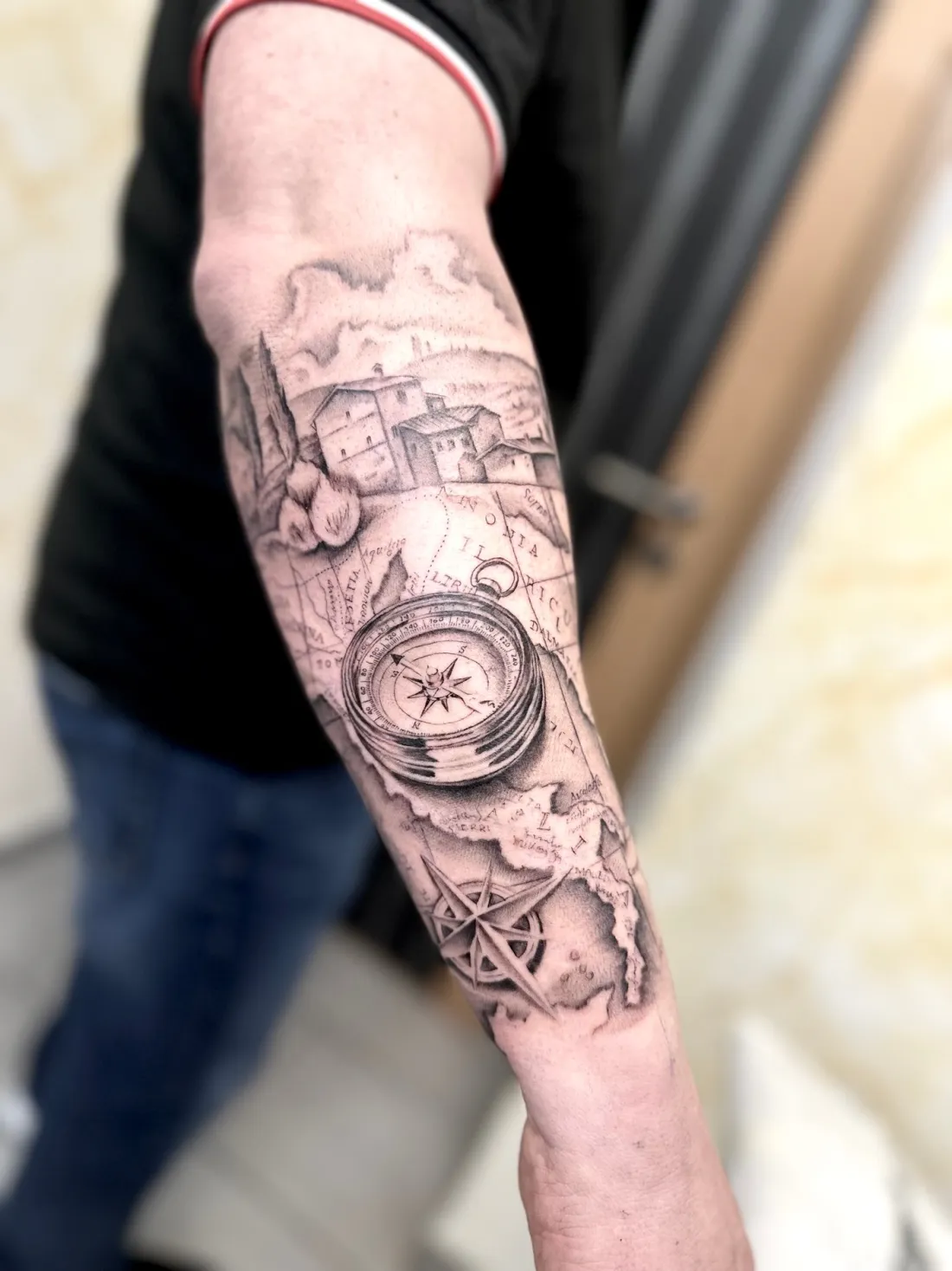 Kompass mit Landkarte und Landschaft auf Unterarm — Realismus Tattoo von Marko
